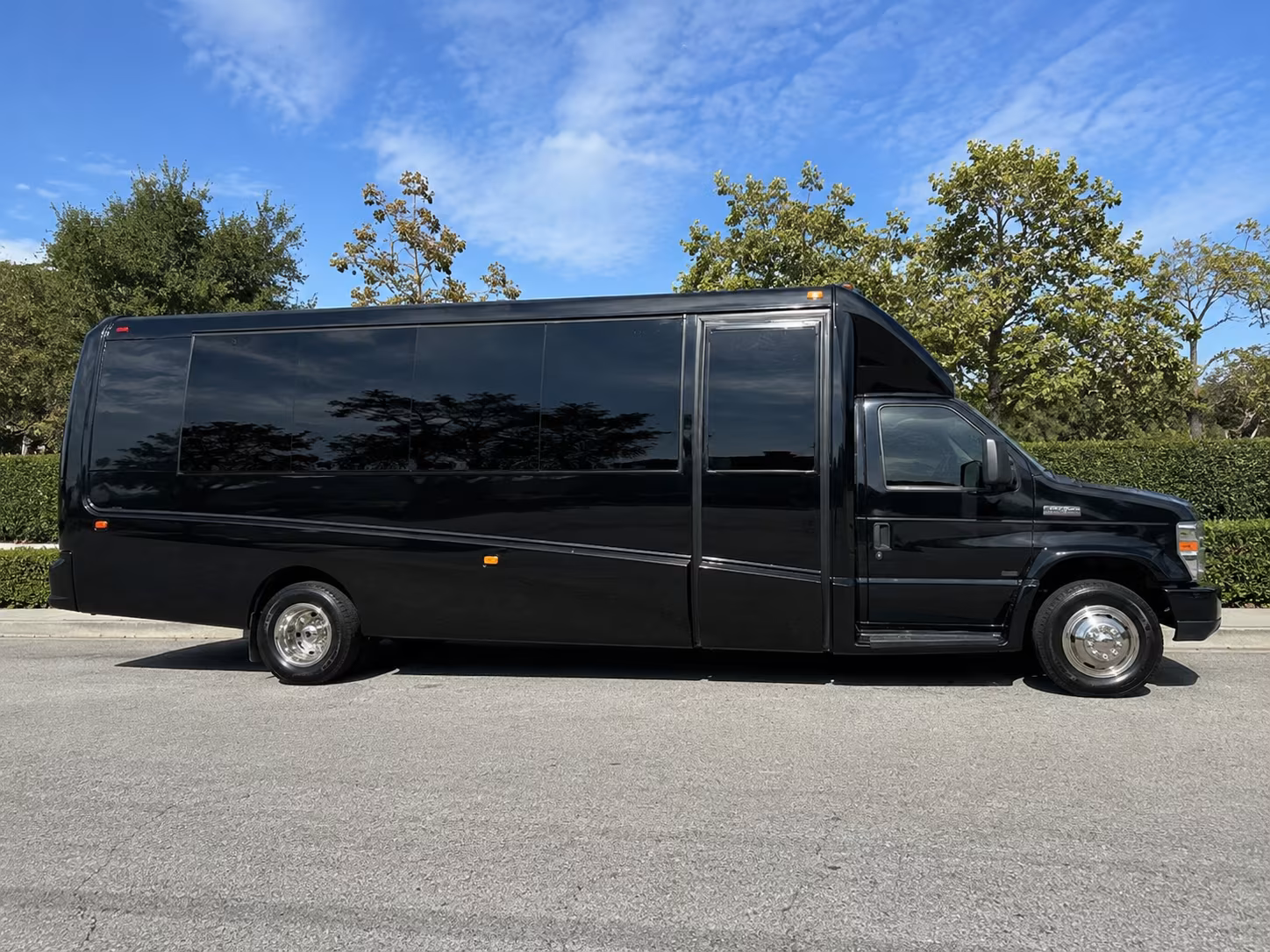 lake elsinore bus rentals for trade shows and conferences